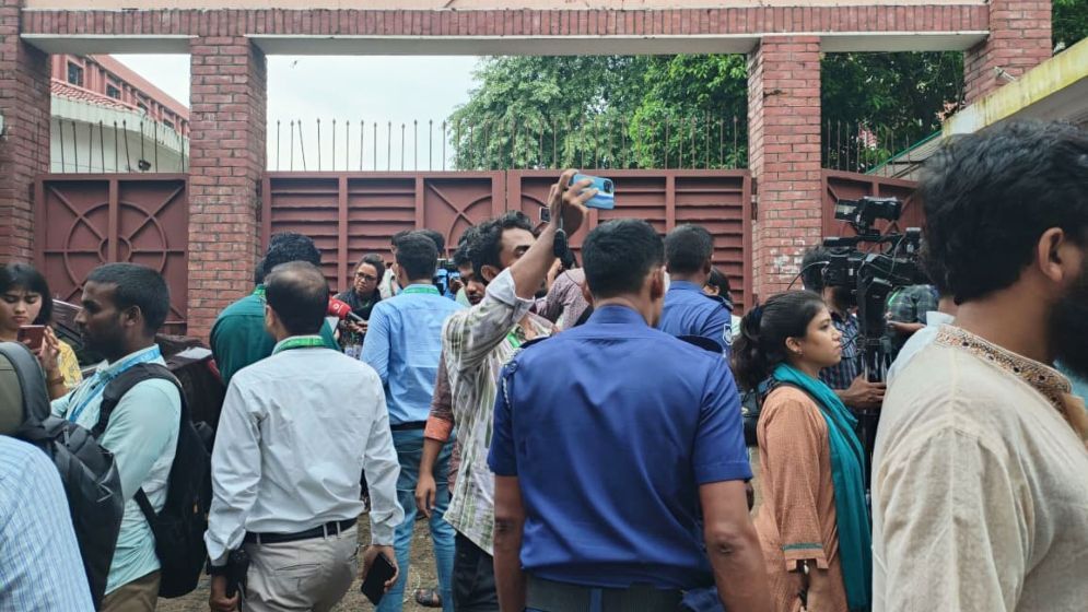 ১ ঘণ্টা বন্ধ থাকার পর ফের ফজিলাতুন্নেসা হলে ভোট গ্রহণ শুরু